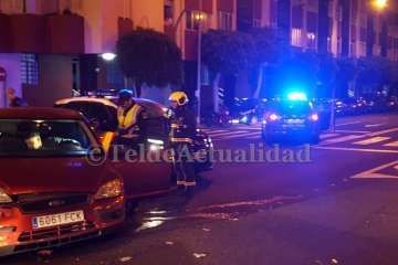Aparatosa colisión entre dos vehículos en el centro urbano de Telde (Foto TA)